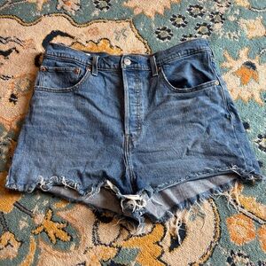 Levi's Ribcage Short Shorts Medium Wash Distressed Frayed Hem Denim Size 31